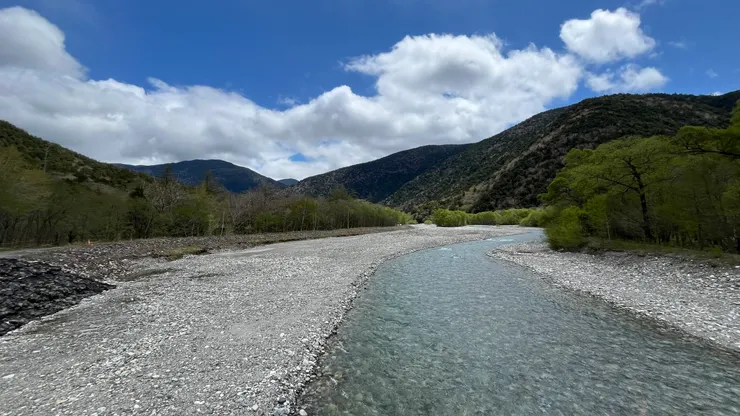 河道很寬、溪水很藍。
