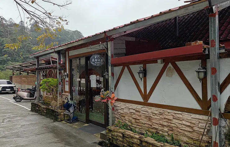 森鄰水岸沿著山坡向外延伸