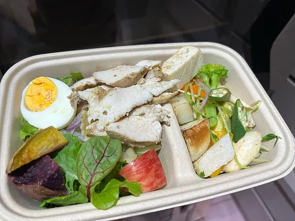 這是新口味菜菜大集合＿冷熱蔬菜半半口味的概念＿吃菜吃很爽