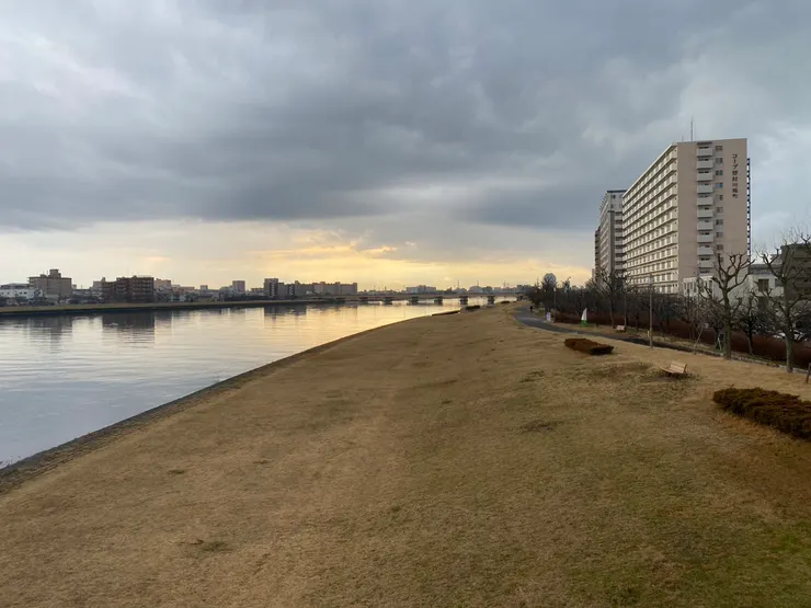 下雨過後與準備下雨的萬代橋