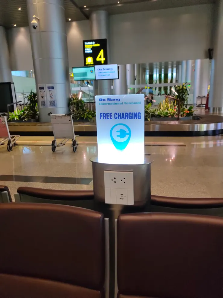 有免費的充電站,就在領行李的旁邊