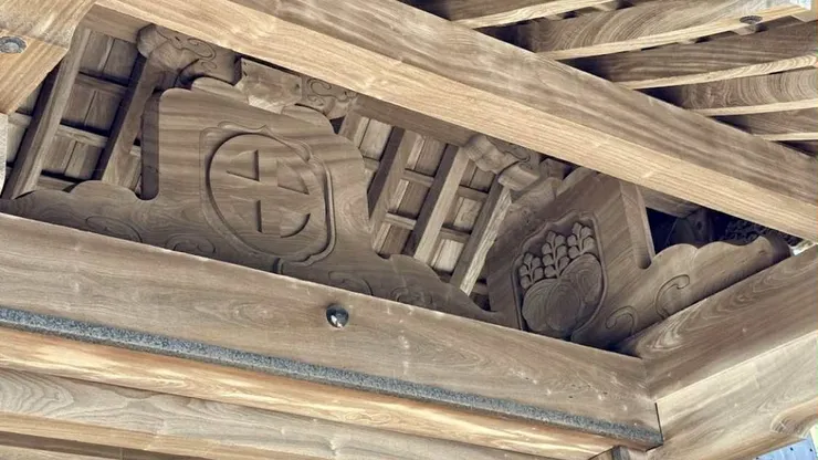 門的上方刻有島津家及日本國政府的紋章。圖／Google Map