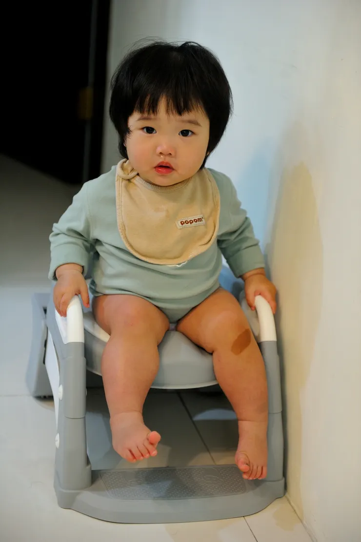 【練習坐馬桶嗯嗯喔！但還嗯不出來。】
