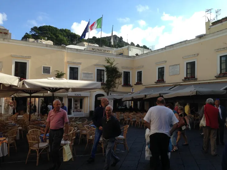 遊客很多(眼尖的人應該已發現後面的精品店了)