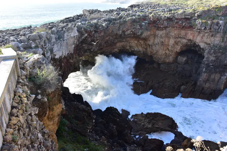 海浪沖進海蝕洞發出野獸般的低沉怒吼,名為地獄之口的來由不言而喻。
