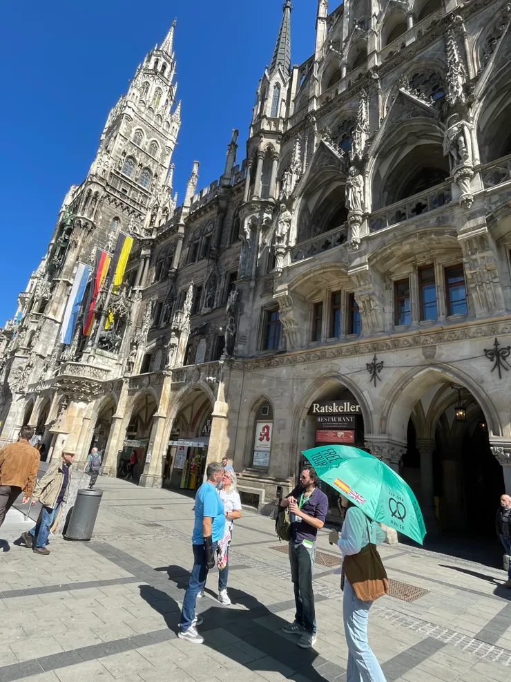 廣場上市政廳前的彩色傘很好認 加尼一起/攝