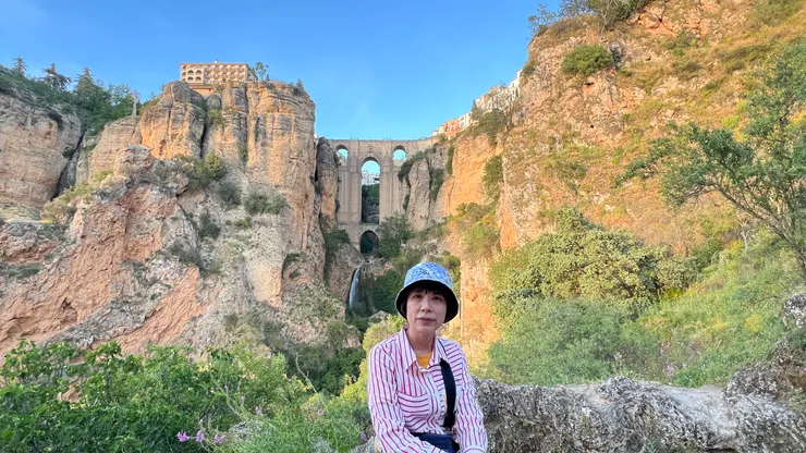 新橋總共4個拱門，最下方的拱門有河流通過。