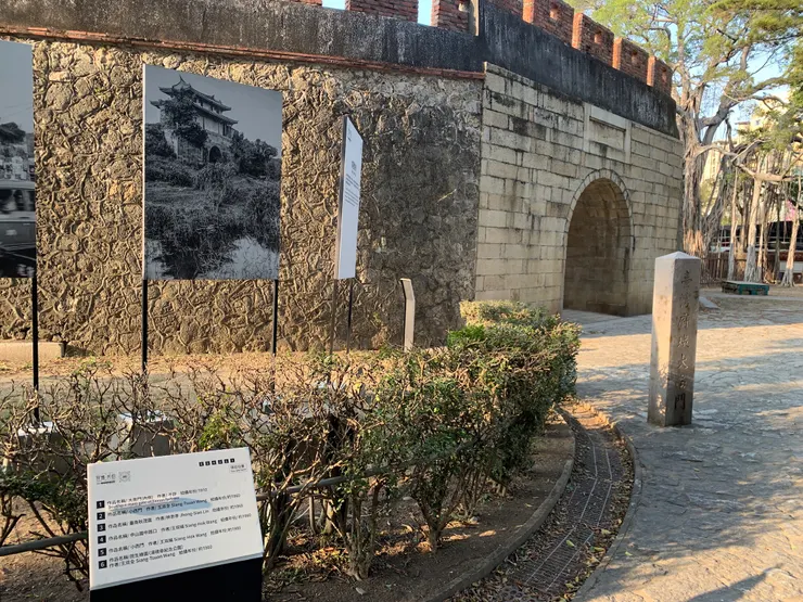 在大南門牆上的作品,透露文資與城市並存的概念。臺南雖為古都,但仍有隨著經濟發展、時代變遷而城廓、建物消逝的情形,策展團隊顯然留意此一面向,水交社文化園區展場,便有部分不復見場景的「府城紀事」作品。