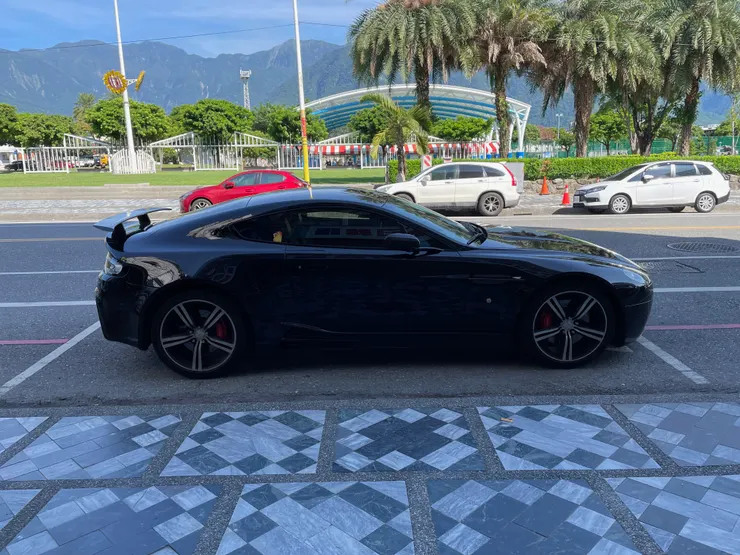 市區看到的Aston Martin Vantage尺寸很緊致，一直覺得是旗艦但其實車子小小的。