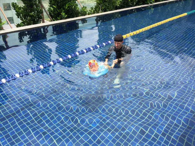 曬過太陽的露天游泳池對祐相對溫暖。