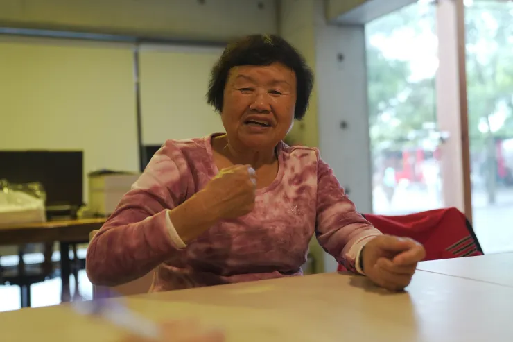 笑起來眼睛彎彎的張美阿嬤,侃侃而談農場起源。(攝影/曾耀玄)