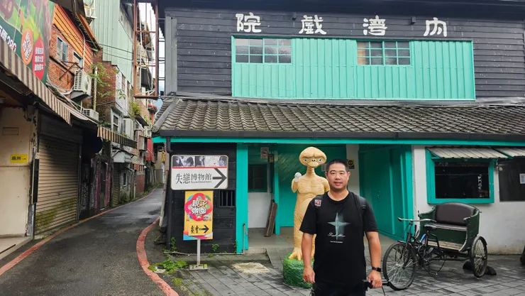 我在平日的內灣戲院前!假日根本沒辦法拍到這種照片呀!