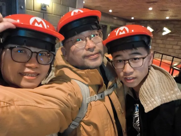 很快就戴上遊戲專用帽來排隊