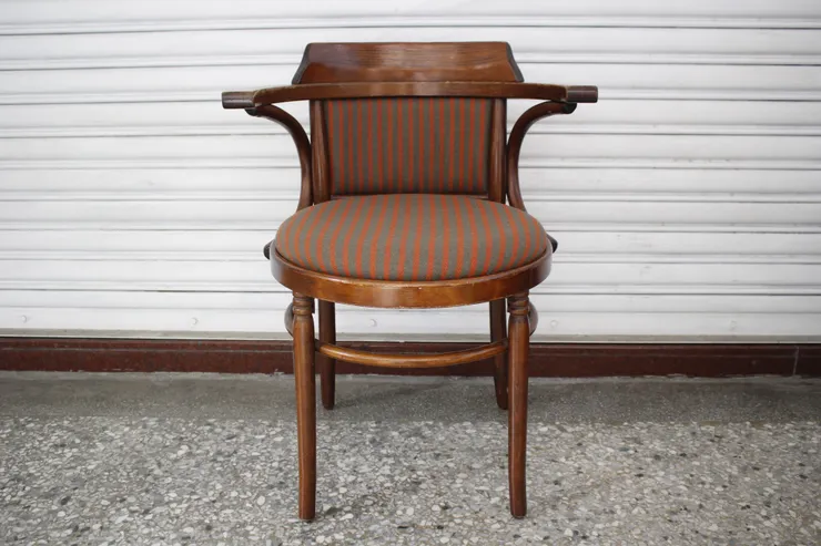 低調華麗的條紋布木扶手餐椅，這張特別之處在於背板，在表面沒有看到關於背板布料處的任何的釘痕，最後發現是解開兩邊的固定結構，再將上半部背板上敲，才能取出中間的布墊。圓形椅墊繃製特別舒服XD，雖然需要稍微注意背後花紋、椅及布料繃製時的力道與平衡(這部分會造成花紋的變形)，大抵而言，圓形椅墊在收尾的時候，比較容易，會在不知不覺完成繃製，讓人覺得是老天爺眷顧的修理過程。