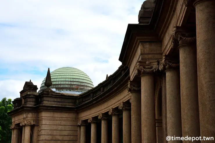 功能性極強的唧筒室仍以西洋柱飾與圓形穹頂裝飾