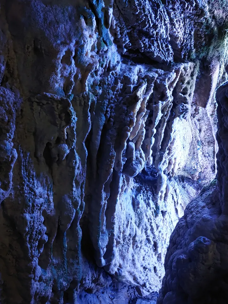 狹長的鐘乳石壁，有種一線天的感覺