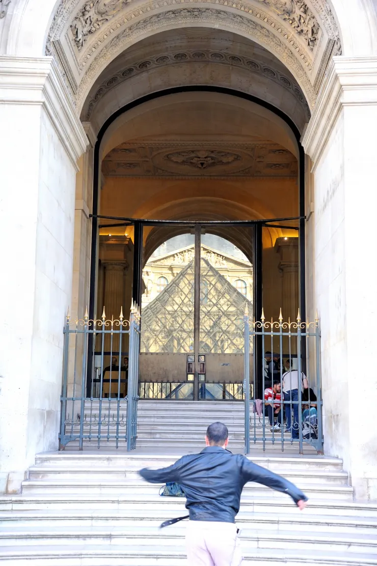 【收藏龐大時不我予且觀眾生百態 館前廳倒金字塔下徘徊頗不甘心─手舞足蹈】