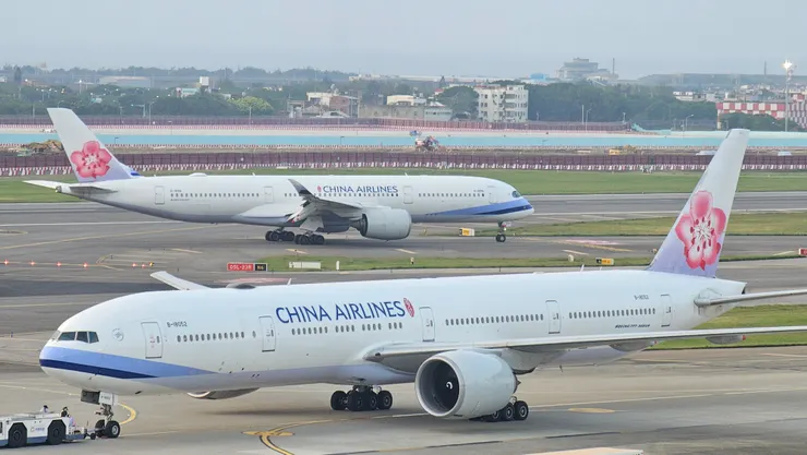 這是華航的波音B777和空中巴士A350客機!