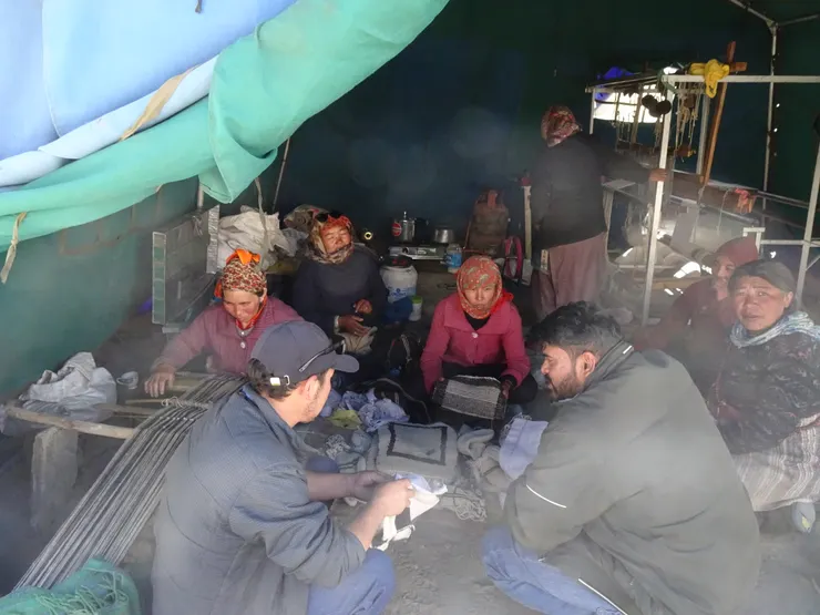 白天時人們聚集的公共空間，一起織布煮飯喫茶聊天