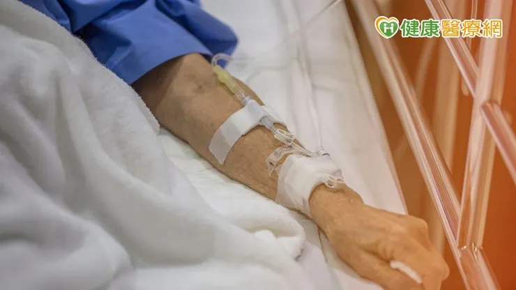 過去治療高血鉀時,多使用陽離子交換樹脂,但張瑞廷醫師指出,藥物本身口感較重、顆粒感明顯,對部分患者而言難以長期服用。