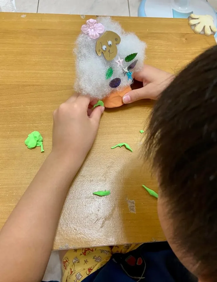 用超輕土做成底座,陪著小朋友嘗試抓取適量的黏土來穩住MEMO夾的「下盤」,冰棒棍插進底座前記得先塗點白膠喔!