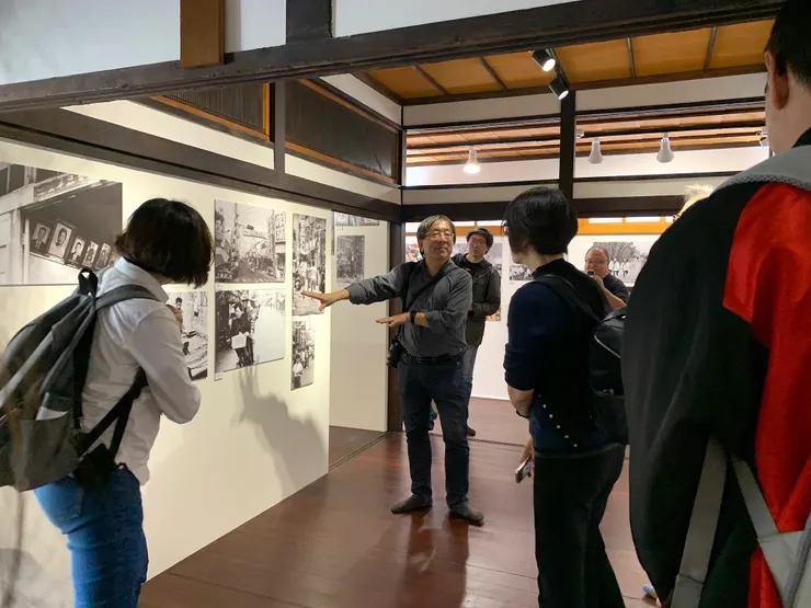 策展人黃建亮老師導覽策展背後的故事。