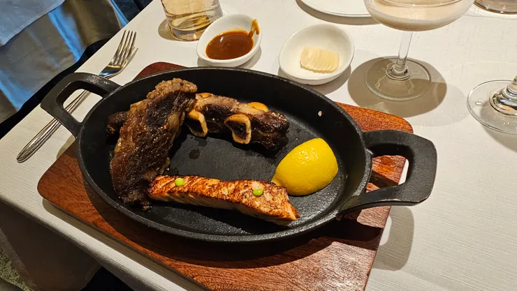 這是老媽點的牛小排和鮭魚!