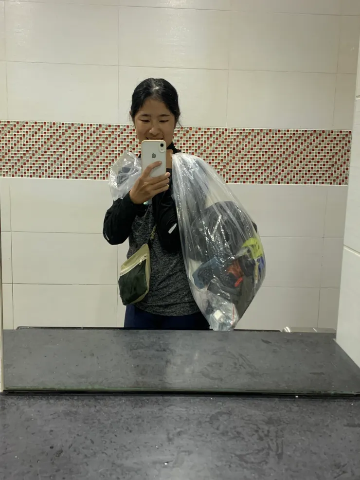 在捷運站廁所拍下自己扛垃圾袋搭捷運的身影。