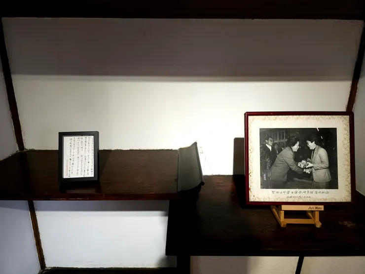 王秀蓮留影於聖功女中學生宿舍落成紀念。