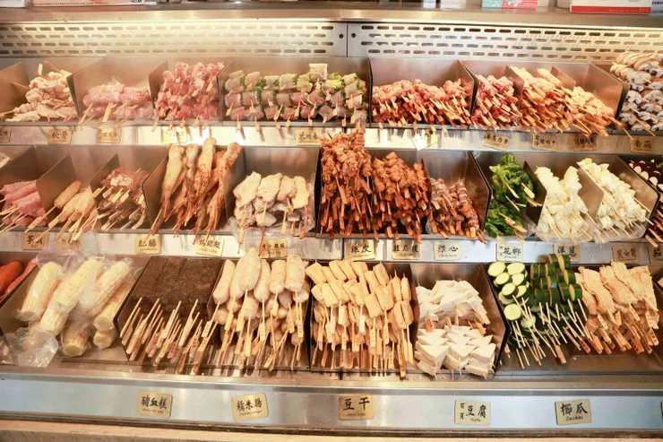 圖說：門市現場提供豐富串料食材，取貨同時還能再挑選加菜，讓中秋烤肉夜嗨整晚！（資料來源：焦糖楓）