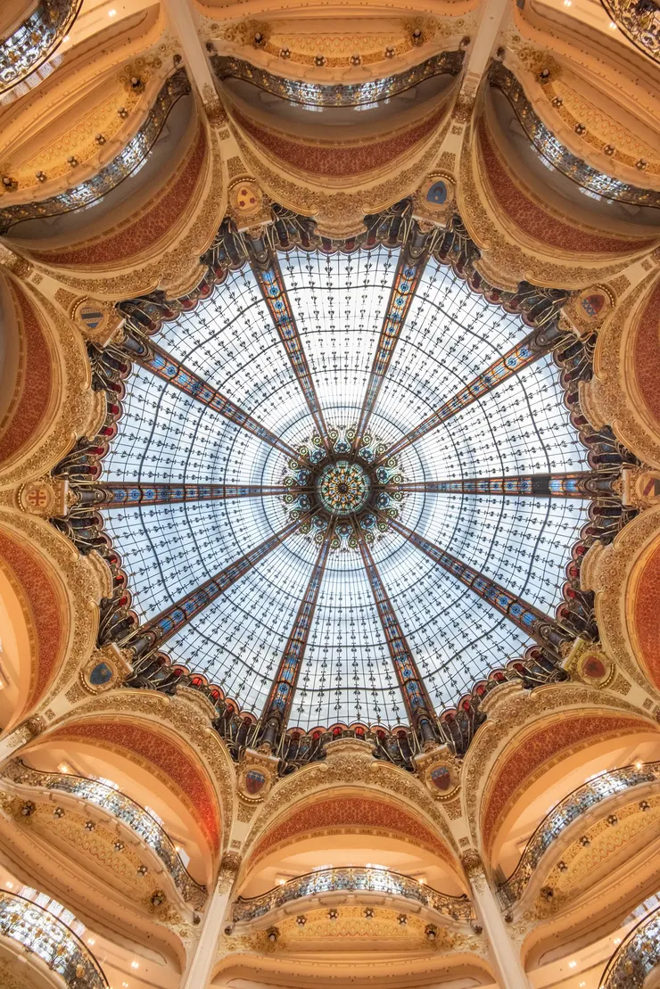 說是游記還不放照片簡直犯罪，無奈攝影技拙，用個老佛爺官圖來側寫一下，美麗的天花板。