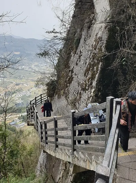 建在崖壁上的步道,終於體會李白的詩「蜀道難難於上青天」