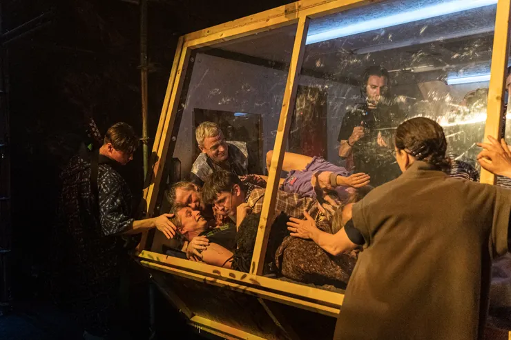 《共和國》演出長度6小時，導演盧卡斯·塔沃柯夫斯基在劇場中打造了一個臨時的自治國家，觀眾可以自由參與其中，體驗「自由與狂歡」的理念。（©Andrej  Vasilenko，臺北表演藝術提供）