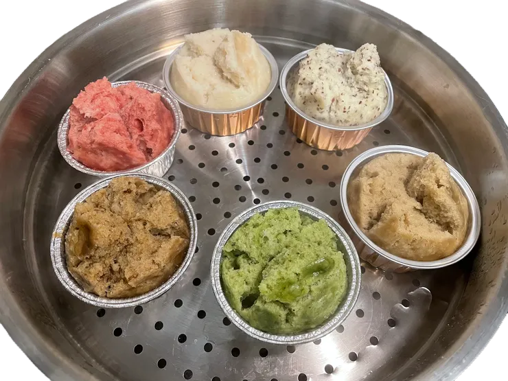 從左方的紅色發糕開始，順時針依次為紅麴、無酒精威士忌、棗蓉、咖啡、抹茶與伯爵茶六款口味。（作者拍攝）