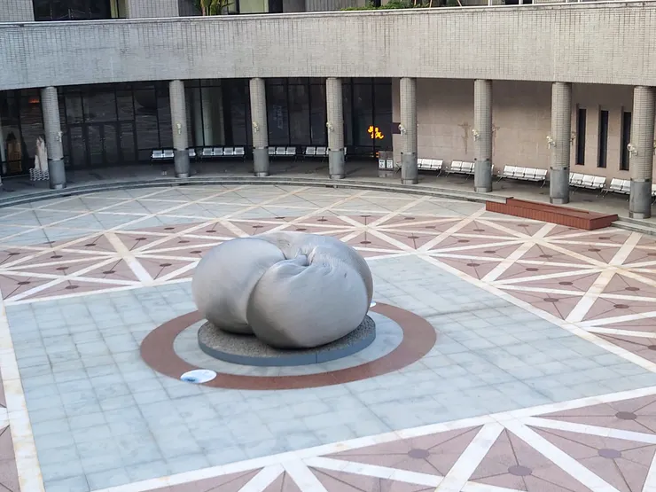 位於台中科博館「地球環境廳」橢圓廣場，由藝術家 康木祥先生 所創作的「安靜Serenity」，靜靜陳列在廣場中央，一場科學與藝術的跨界碰撞開啟――   陳列展期｜- 𝟐𝟎𝟐𝟒.𝟎𝟒.𝟎𝟕