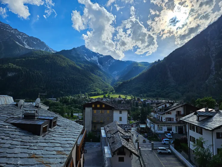庫馬耶是高山環繞的城市，隨處仰頭可見南針鋒與白朗峰。