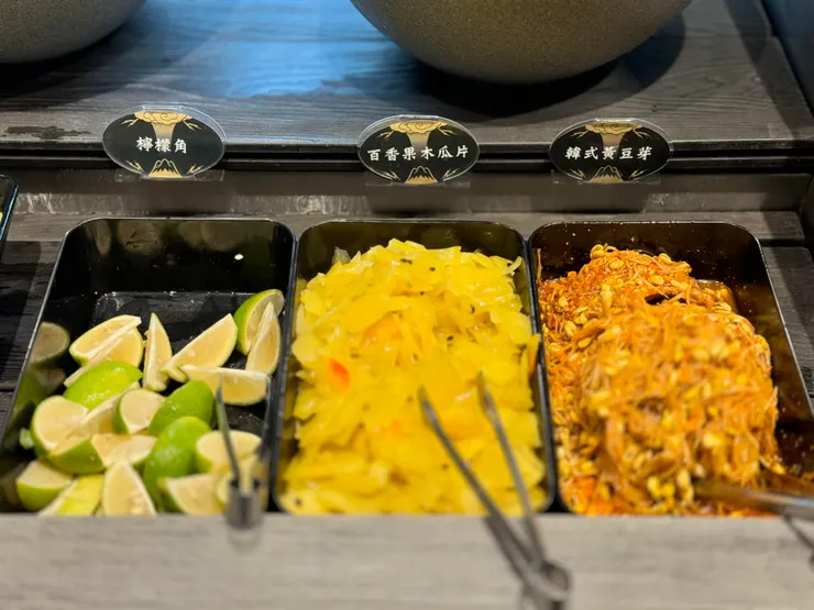 檸檬角除了用在肉片、魚片上解膩，也可以擠在飲料內，變成檸檬紅茶之類的