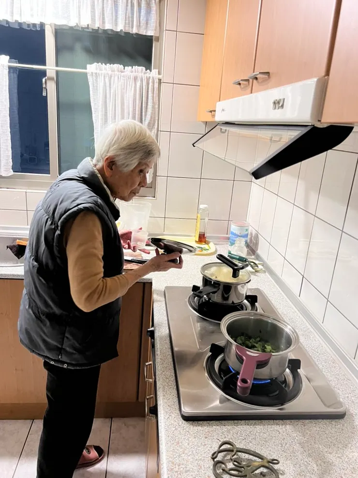 兩個爐台同時用，再加上電鍋，就可以做出一桌好菜了。