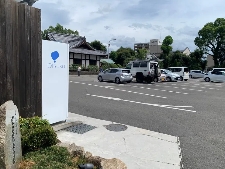 停車場還蠻大的。