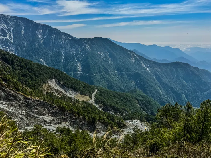 南橫公路沿著山腰平緩的前進消失在轉彎處。