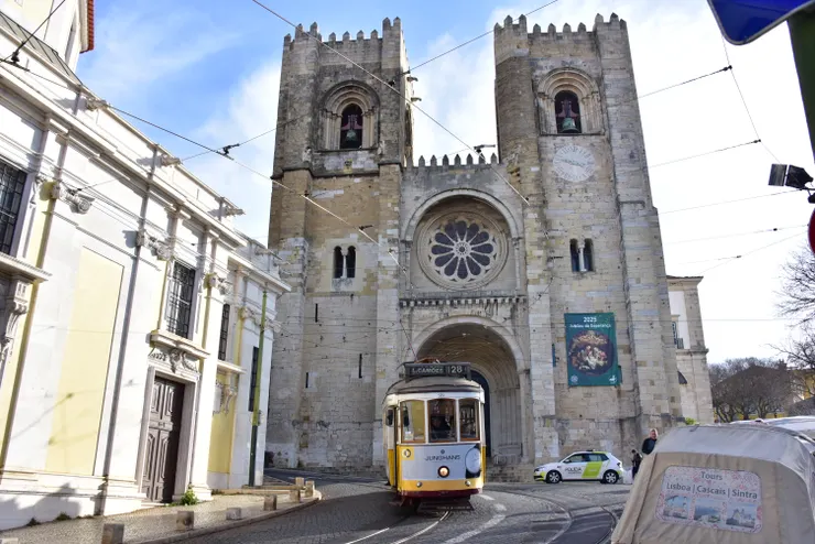 28號電車駛過里斯本主教座堂前