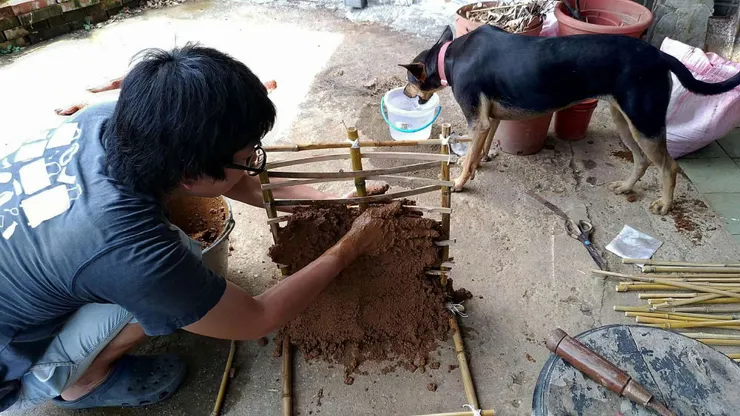 △正在試做夯土質地的張仲禹和他養的(戰備存糧)黑狗菓子。