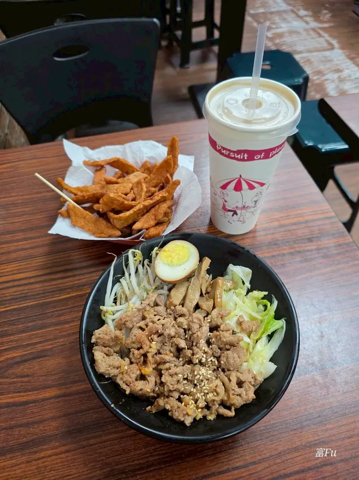 套餐內容招牌烤肉飯、炸黑輪片、整罐高大牧場鮮奶茶,奶香味濃郁厚實,喜歡奶味重的人一定要來試試!