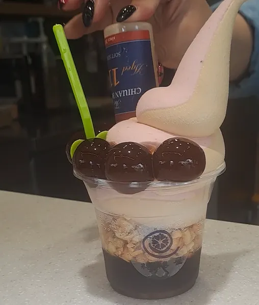 草莓牛奶焦糖牛奶霜淇淋