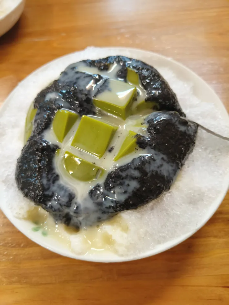 五妃廟的豆腐冰，我點芝麻加煉乳的 抹茶口味