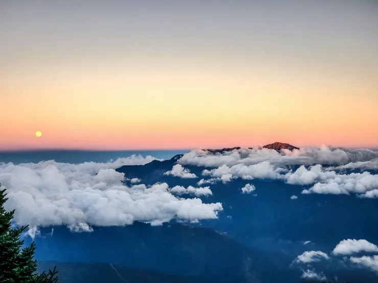 褪去耀眼光芒的太陽，取而代之的是温柔霞光