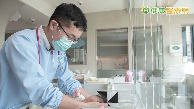 有鑑於此，在日常照護方面，黃耀毅醫師建議，家長可從奶量與尿量協助判斷寶寶的健康狀況。