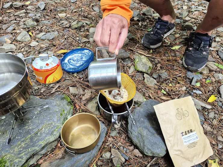 ▲14:50扺達南湖溪營地，時間還很多，在溪邊煮個南湖溪咖啡，放鬆一下，順便勘查一下明早的越溪點。