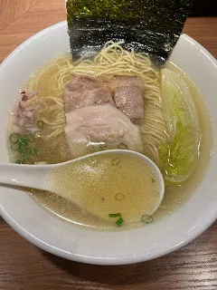 當然其他料理都有優點存在,也可能吃過之後,發現比當下自己點的還要好吃,但即使是如此,那就留給二訪的自己來決定,當下只要好好享用這一份拉麵就行了。重點是吃完之後,認為是真正喜歡的,如此又多了一家可以選擇的店。