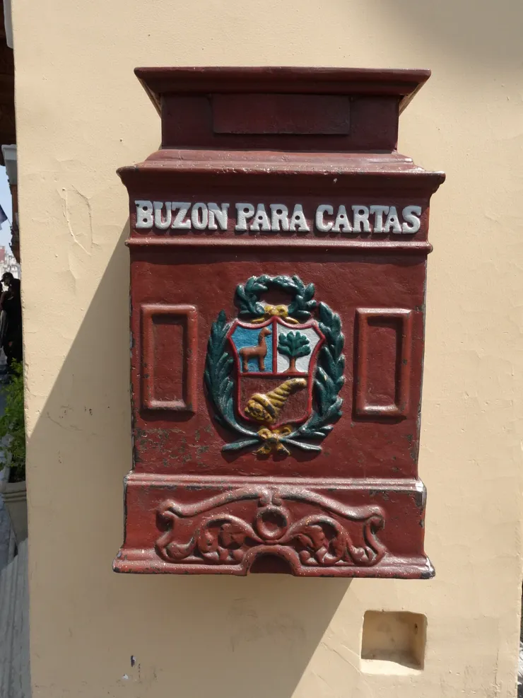 利馬市區觀光時，在路邊瞥見的郵筒，上頭有很趣緻的圖騰，羊駝也在其列!